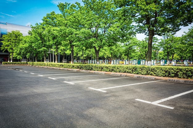 Free photo empty parking lot