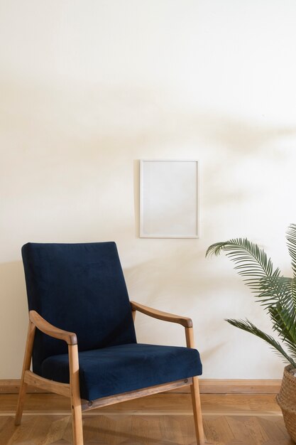 벽과 파란색 의자에 빈 사진 프레임