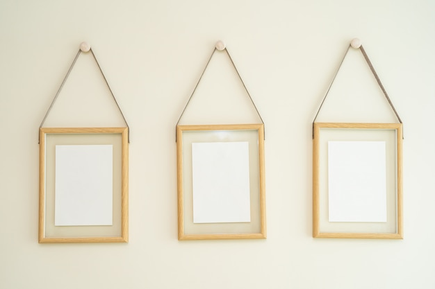 Free photo empty photo frames on wall