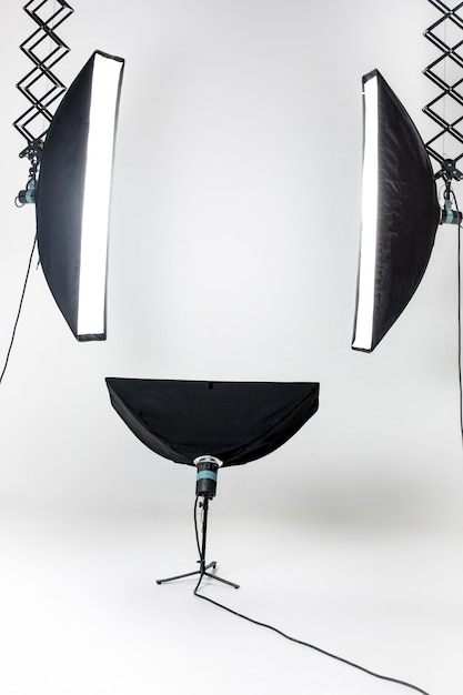 Free photo empty photo studio with lighting equipment