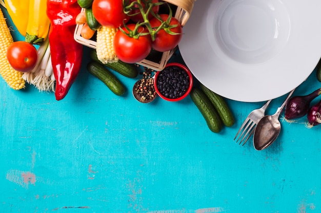 Free photo empty plate and vegetables basket