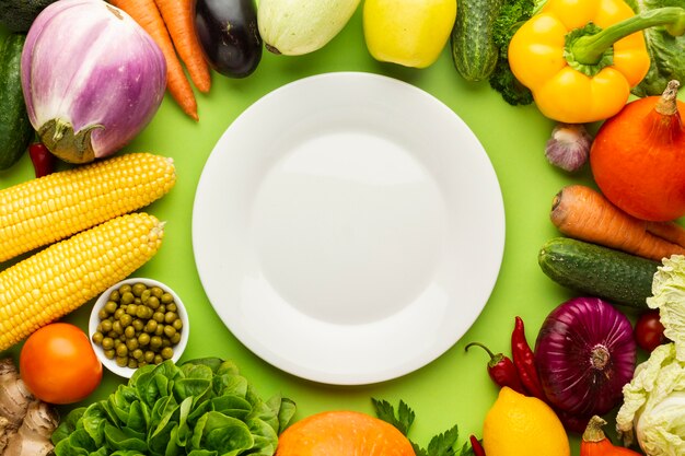 Пустая тарелка с разными овощами