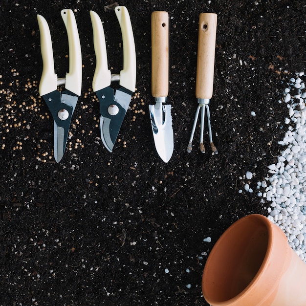 Free photo empty pot and gardening tools