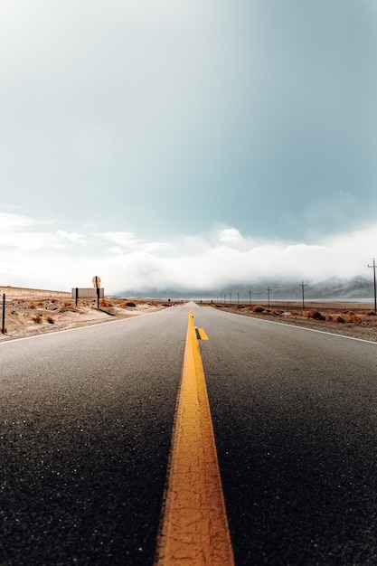 Free photo empty road in a desertic landscape