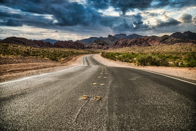 Пустая дорога в красных скалах, штат Невада.