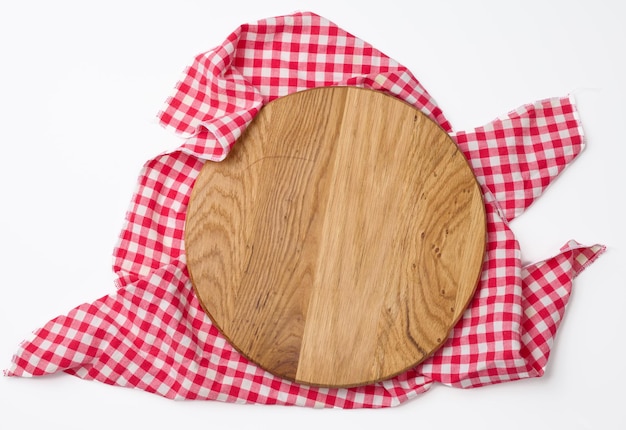 Пустая круглая деревянная кухонная доска на белом фоне, доска для пиццы, пространство для копирования