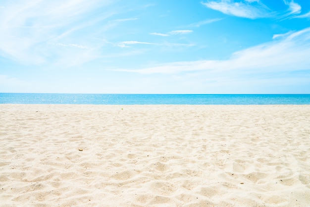 空の海とビーチの背景