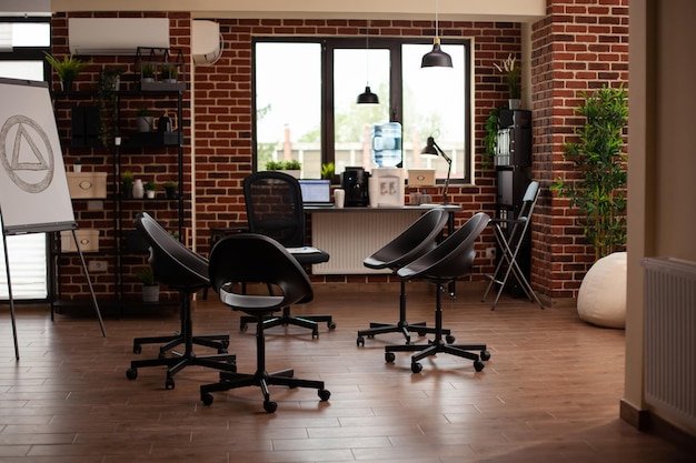 Free photo empty space prepared for aa meeting and group therapy, with chairs in circle. nobody in room used for psychotherapy session and communication against acohol addiction problems.