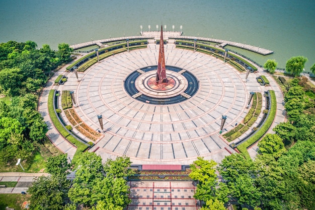 Free photo empty square and lake in the city park