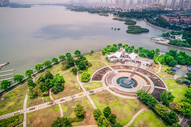 都市公園の空の広場と湖