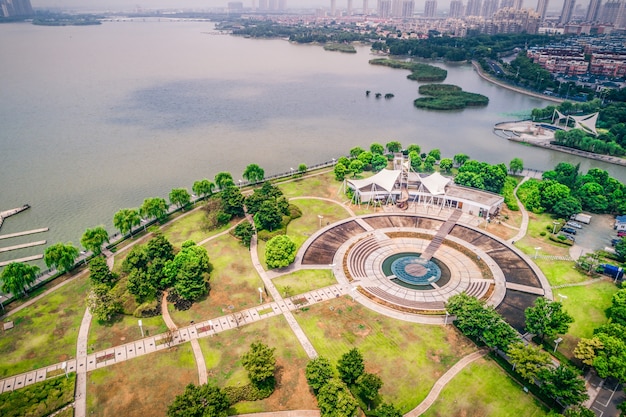 Пустая площадь и озеро в городском парке