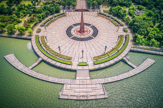 都市公園の空の広場と湖