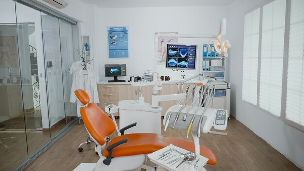 Пустой кабинет стоматолога-ортодонта в ярком кабинете, в котором никого нет