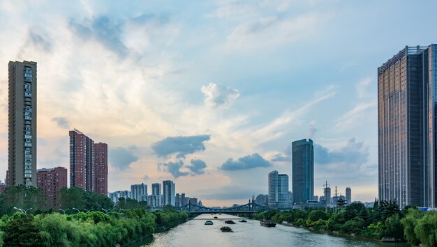 近代的な都市の空の街路