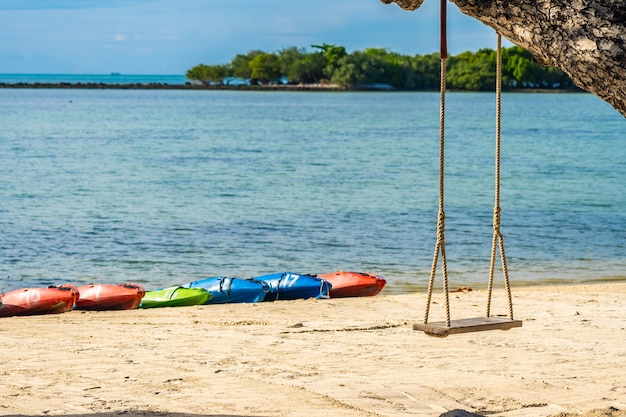 Foto gratuita dondolo vuoto intorno al mare della spiaggia