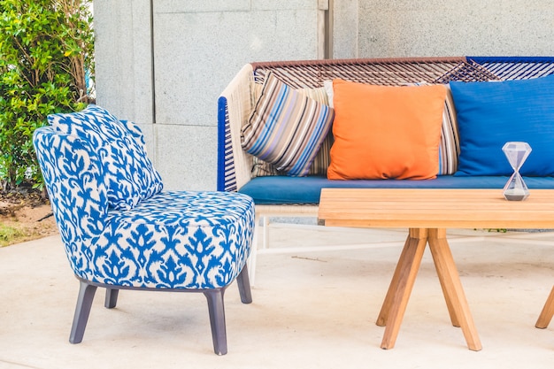 (Quelle:https://www.freepik.com/free-photo/empty-table-chair_3962984.htm#query=garden%20pillow&position=16&from_view=search&track=ais&uuid=cf07d148-71a6-4169-9bc0-caff7d40f446)