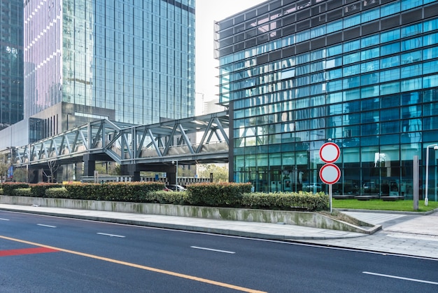 現代都市を通る空の都市道路