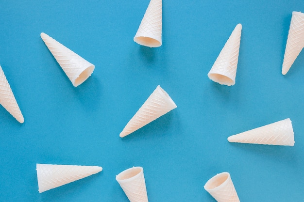 Free photo empty waffle cones scattered on table