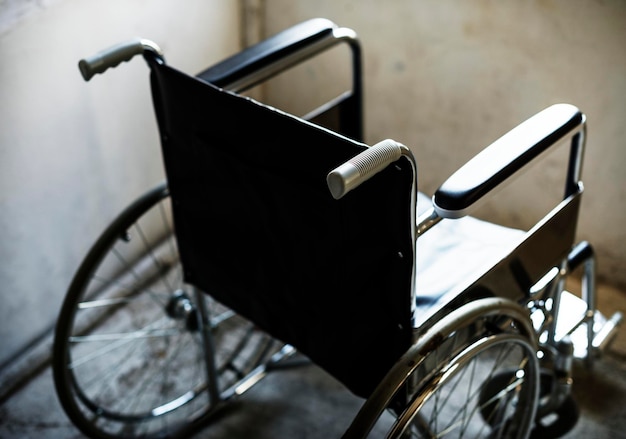 Бесплатное фото Пустая инвалидная коляска в комнате