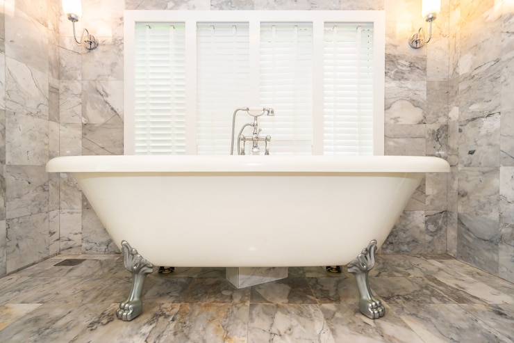 Free Photo empty white bathtub decoration interior