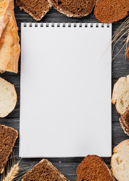 Empty white notepad surrounded by slices of bread