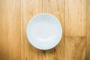 Free photo empty white plate on wooden background