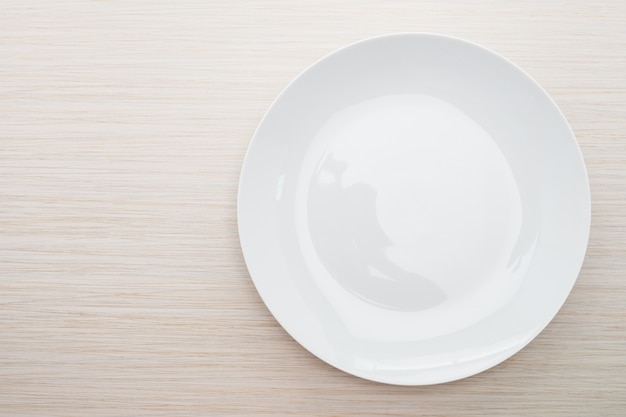 Пустая белая тарелка
