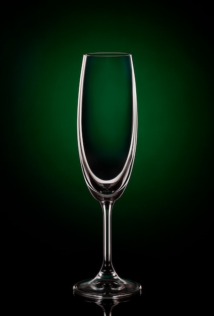 Free photo empty wine glass on dark