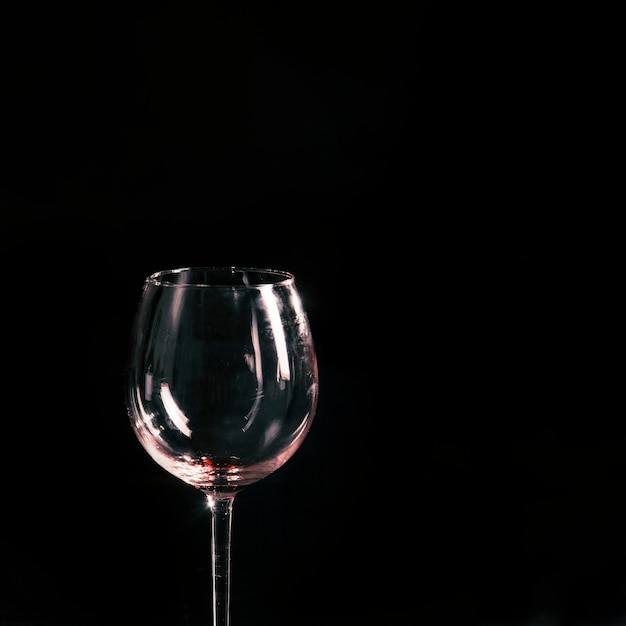 Foto gratuita bicchiere da vino vuoto su nero