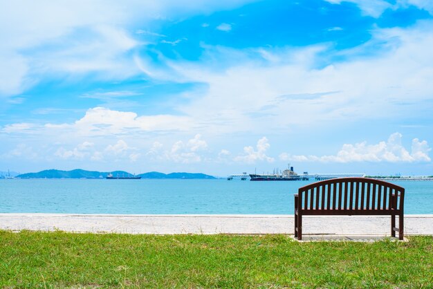 海に見える視点を持つ空の木製のベンチ。