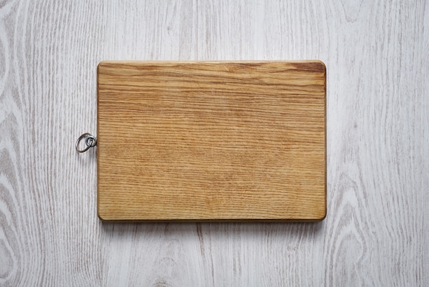 Free photo empty wooden cutting board top view