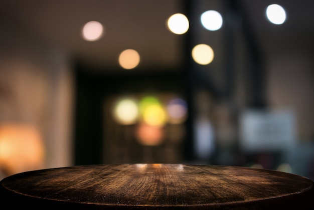 Пустой деревянный стол и размытый фон