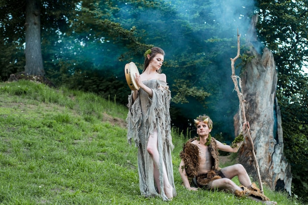 Влюбленные эльфы. красивая фея девушка эльф и парень лесного короля