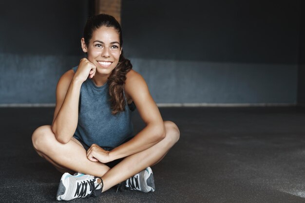 持久力の女性とフィットネスのコンセプト見栄えの良い若い健康でスポーティな女性アスリートは、生産的なトレーニングを終了します