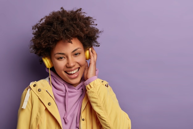 Free photo energetic smiling african american hipster woman