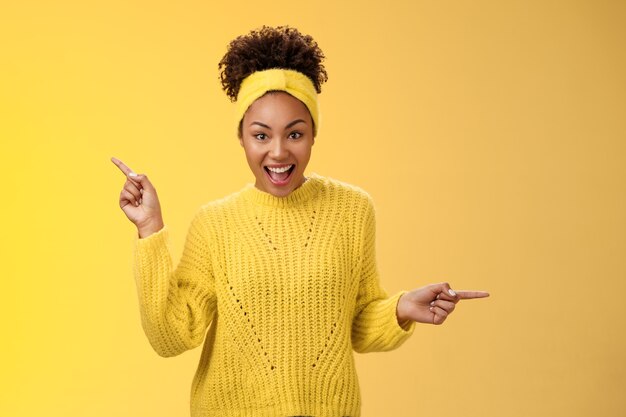 Энергичная активная харизматичная афро-американская женщина с афро-прической в свитере, кричащая, восторженно указывая влево, вправо, впечатлила разнообразием потрясающего выбора, выбирая продукты.