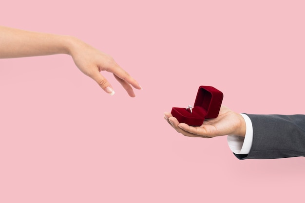 Руки предложения помолвки с мужчиной и женщиной