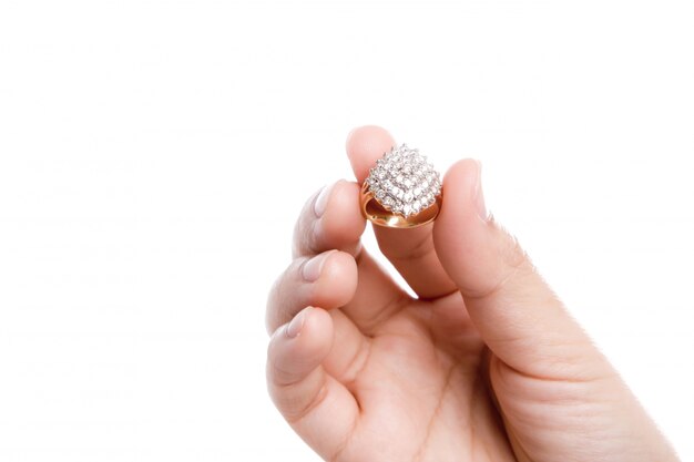 Обручальное кольцо в руке