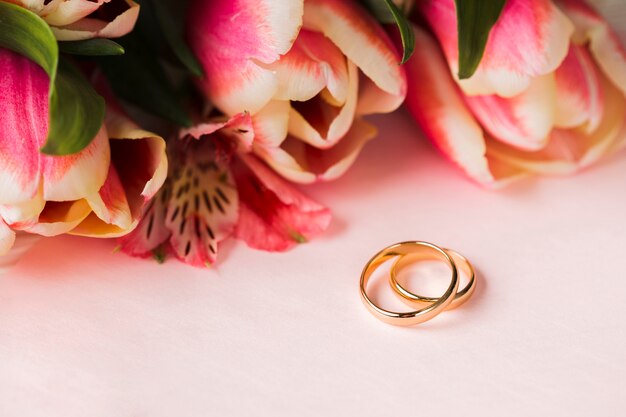 婚約指輪と花