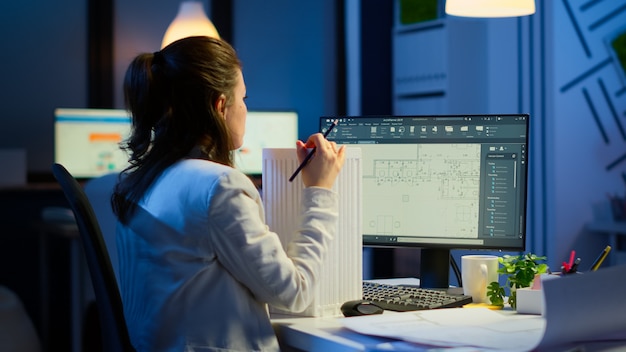 엔지니어 생성자 디자이너 건축가는 비즈니스 사무실에서 작업하는 CAD 프로그램에서 새 구성 요소를 만듭니다. 장치 디스플레이에 CAD 소프트웨어를 보여주는 프로토타입 아이디어를 연구하는 산업 여성 직원