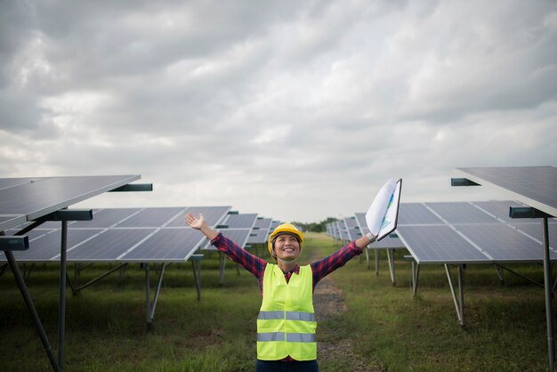 エンジニア電気女性のチェックと太陽電池のメンテナンス。