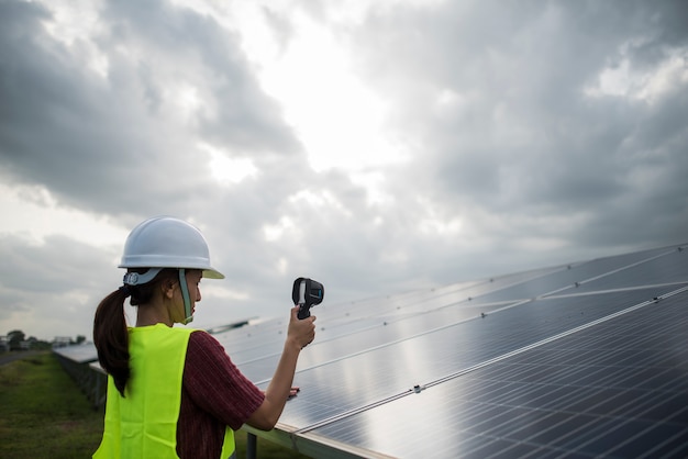 エンジニア電気女性のチェックと太陽電池のメンテナンス。