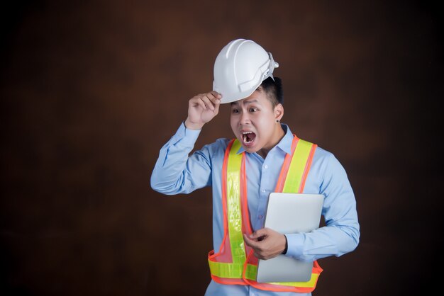 инженер, строительный рабочий в шоке