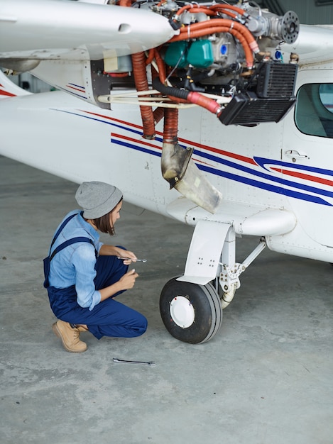 Инженер работает с самолетом