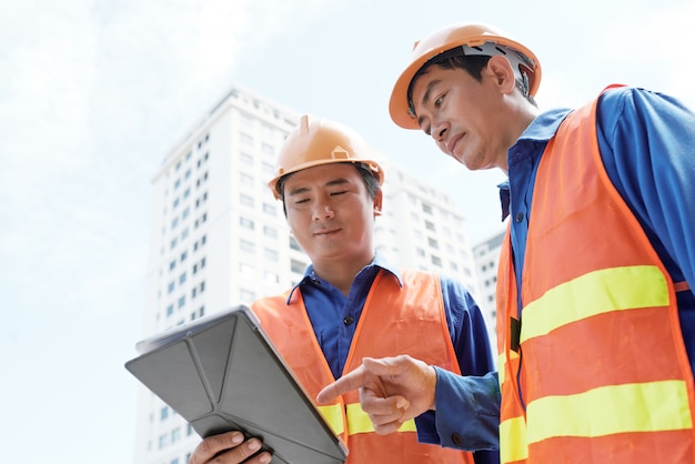 Free photo engineers analyzing data on digital tablet