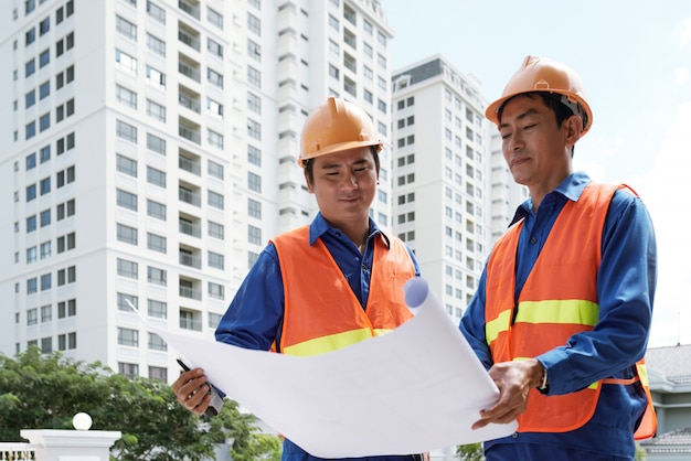 Free photo engineers planning work outside