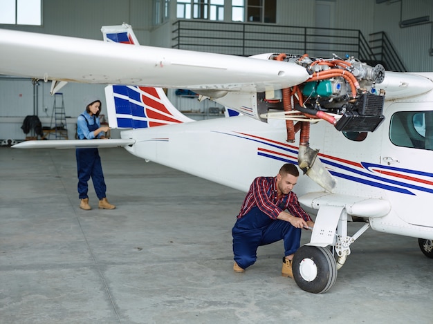 Foto gratuita ingegneri che lavorano con un aereo