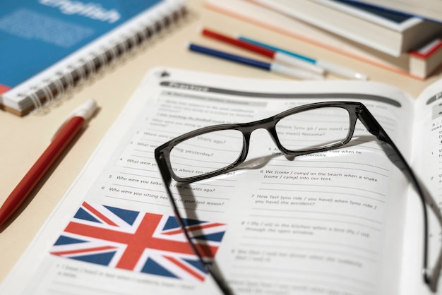 Libro inglese con gli occhiali sul tavolo