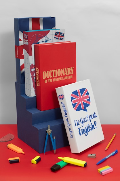 Foto gratuita disposizione e pennarelli per libri in inglese