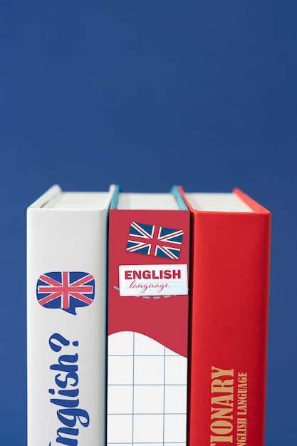 Disposizione di libri in inglese con sfondo blu